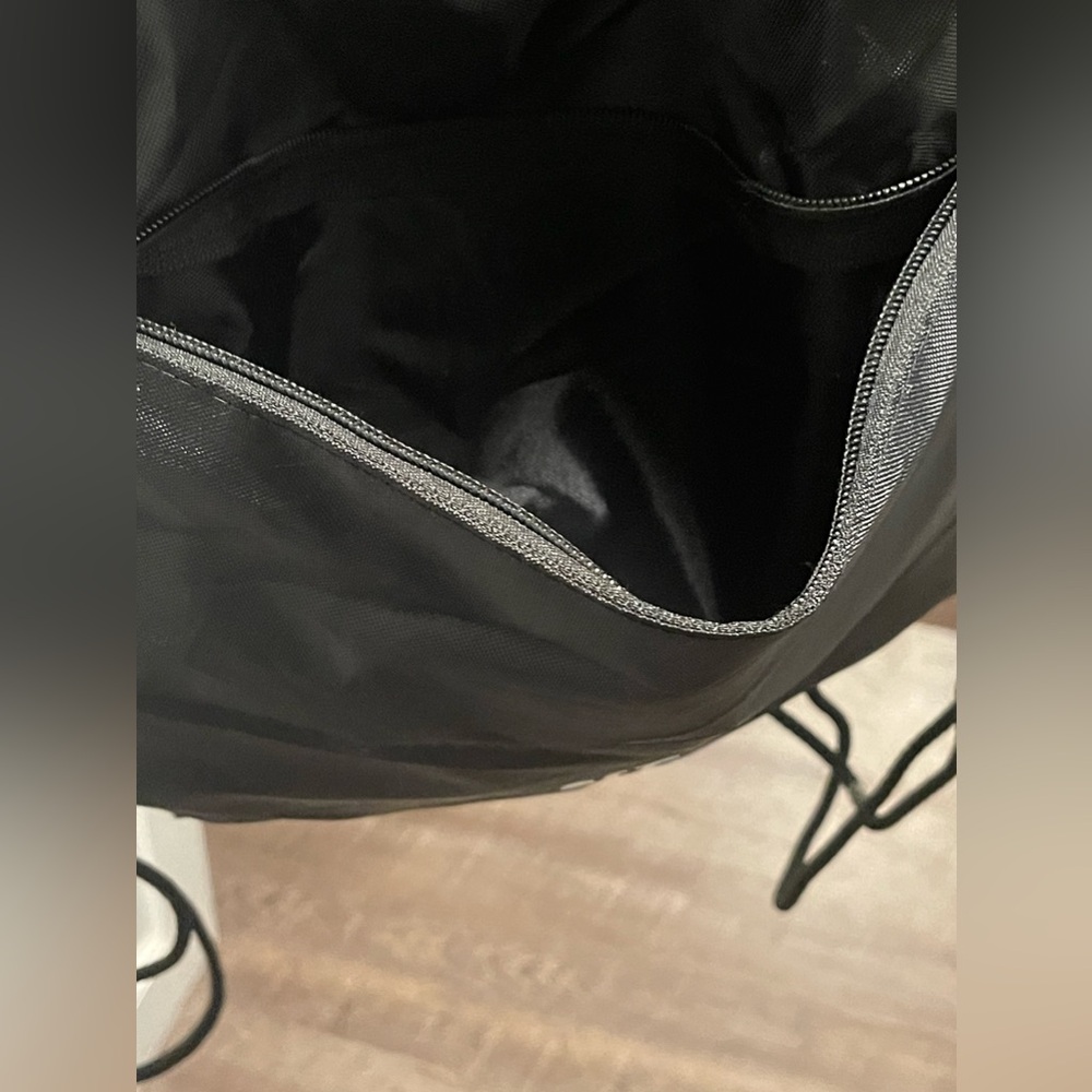🎒Lit Drawstring Backpack🎒 - Picture 2 of 3